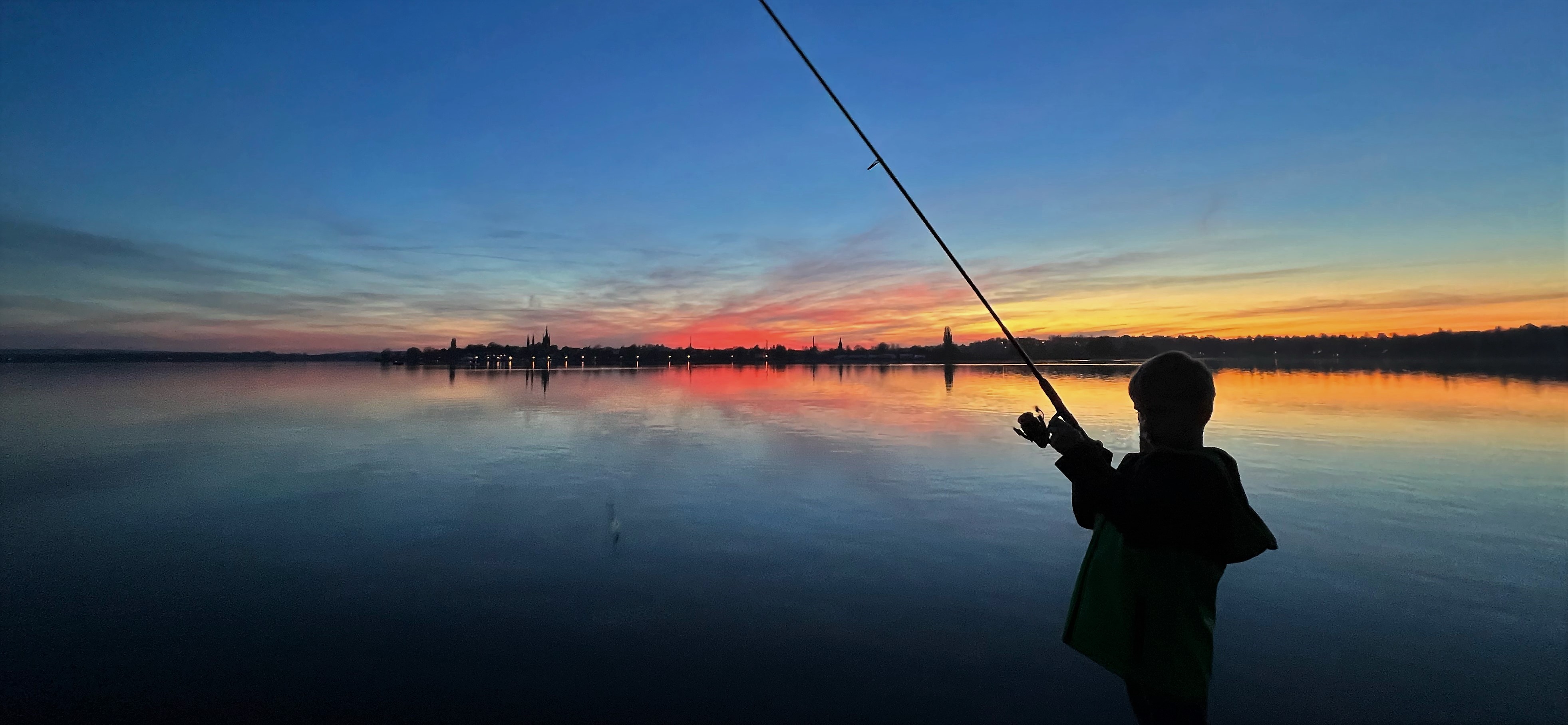 Angler im Sonnenuntergang an der Havel